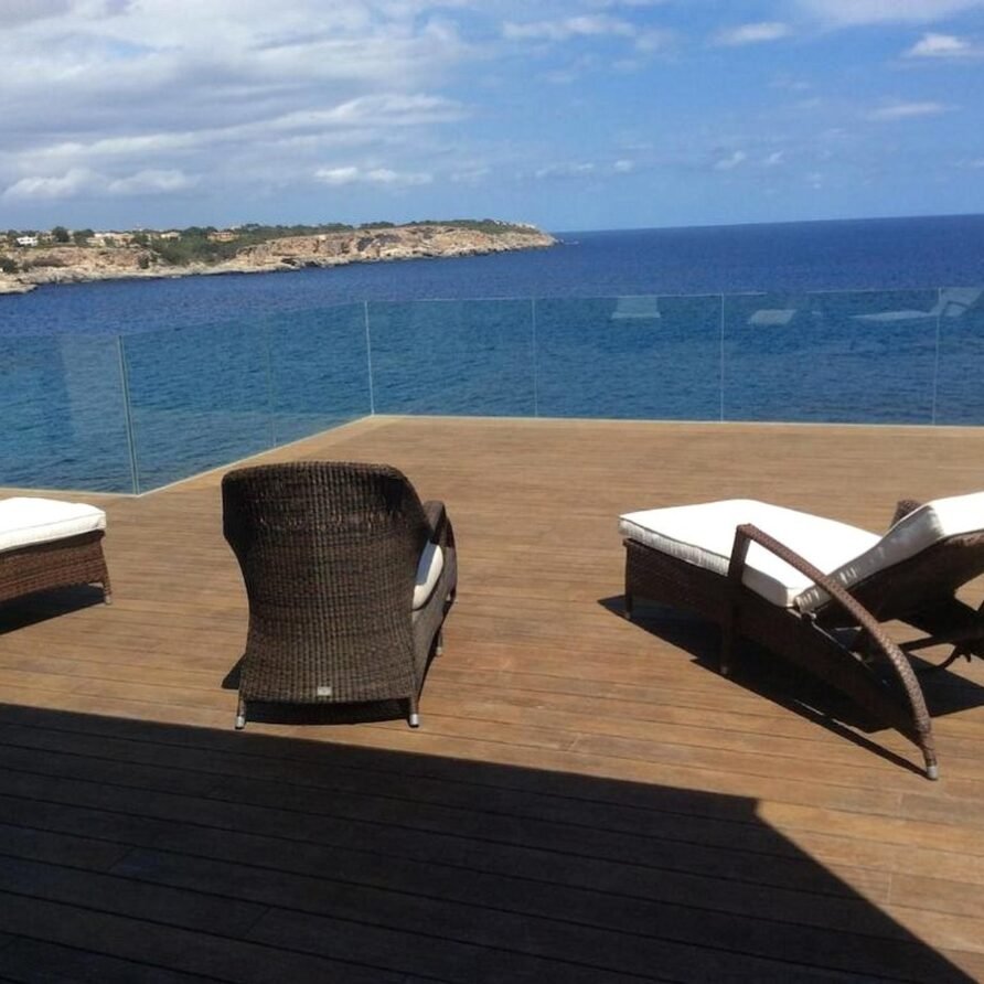 Seafront, amazing view, sand beach, WiFi